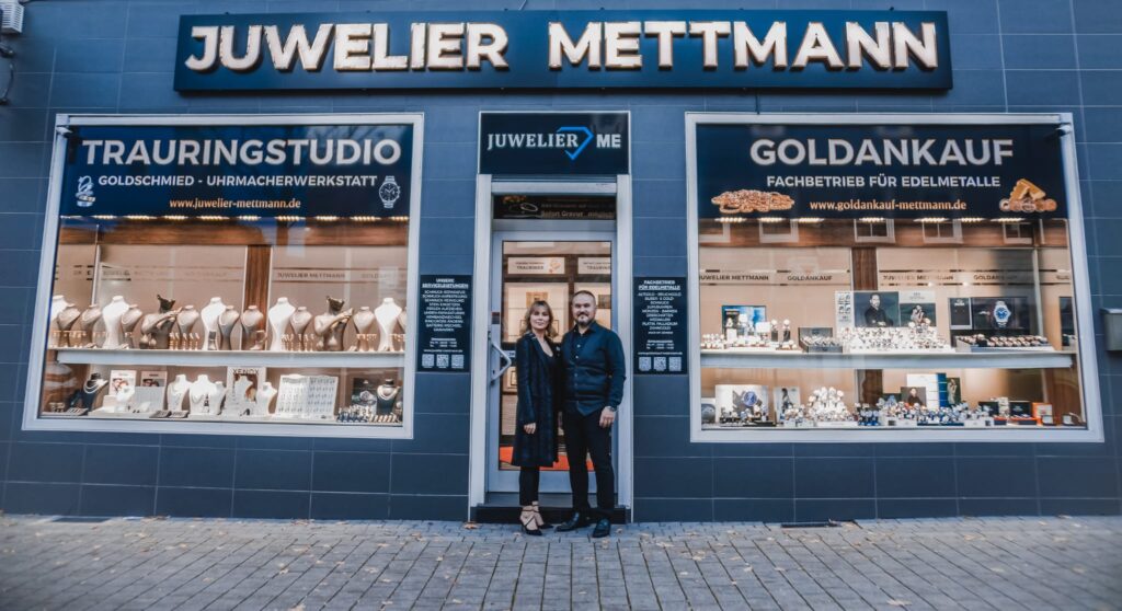 Die Inhaber von Juwelier Mettmann vor der Filiale in Mettmann
